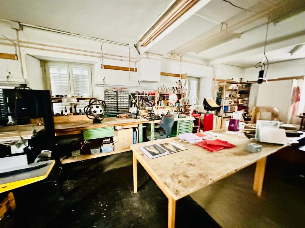 Werkstatt und Holzskulpturen